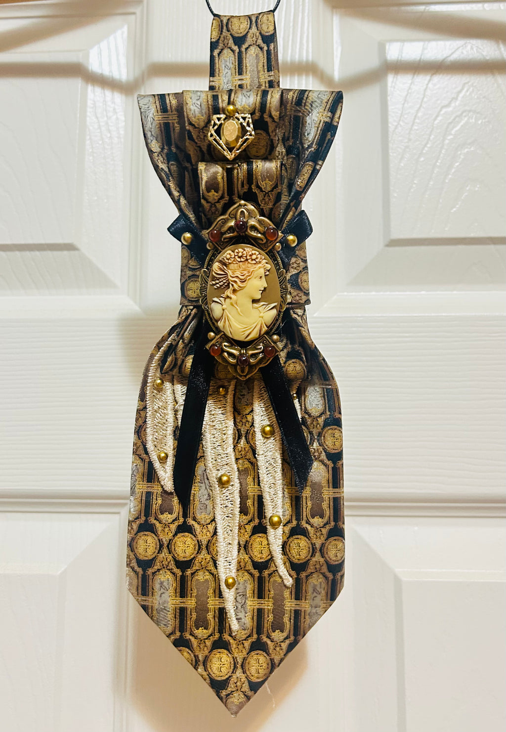 Dani XX vintage cameo tie