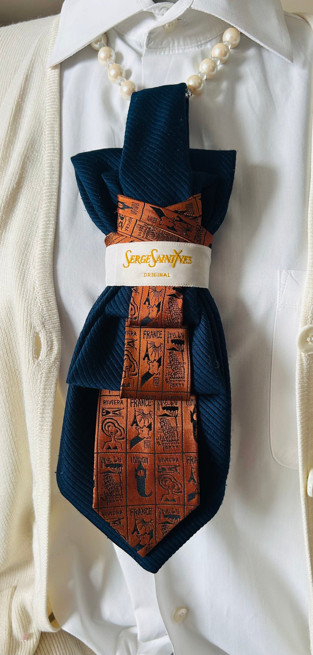 Dani XX "Saint Yves " Vintage necklace Tie