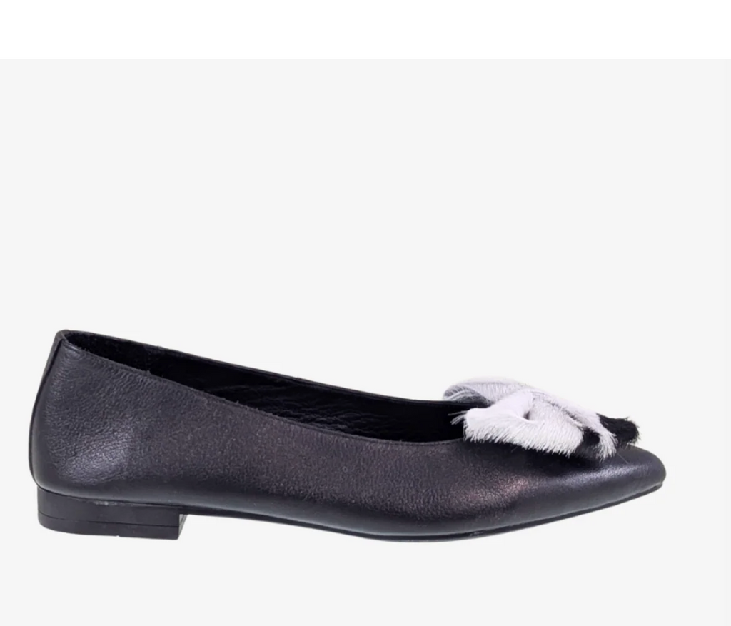 Ateliers "Clio" Flat leather shoe with cowhide bow