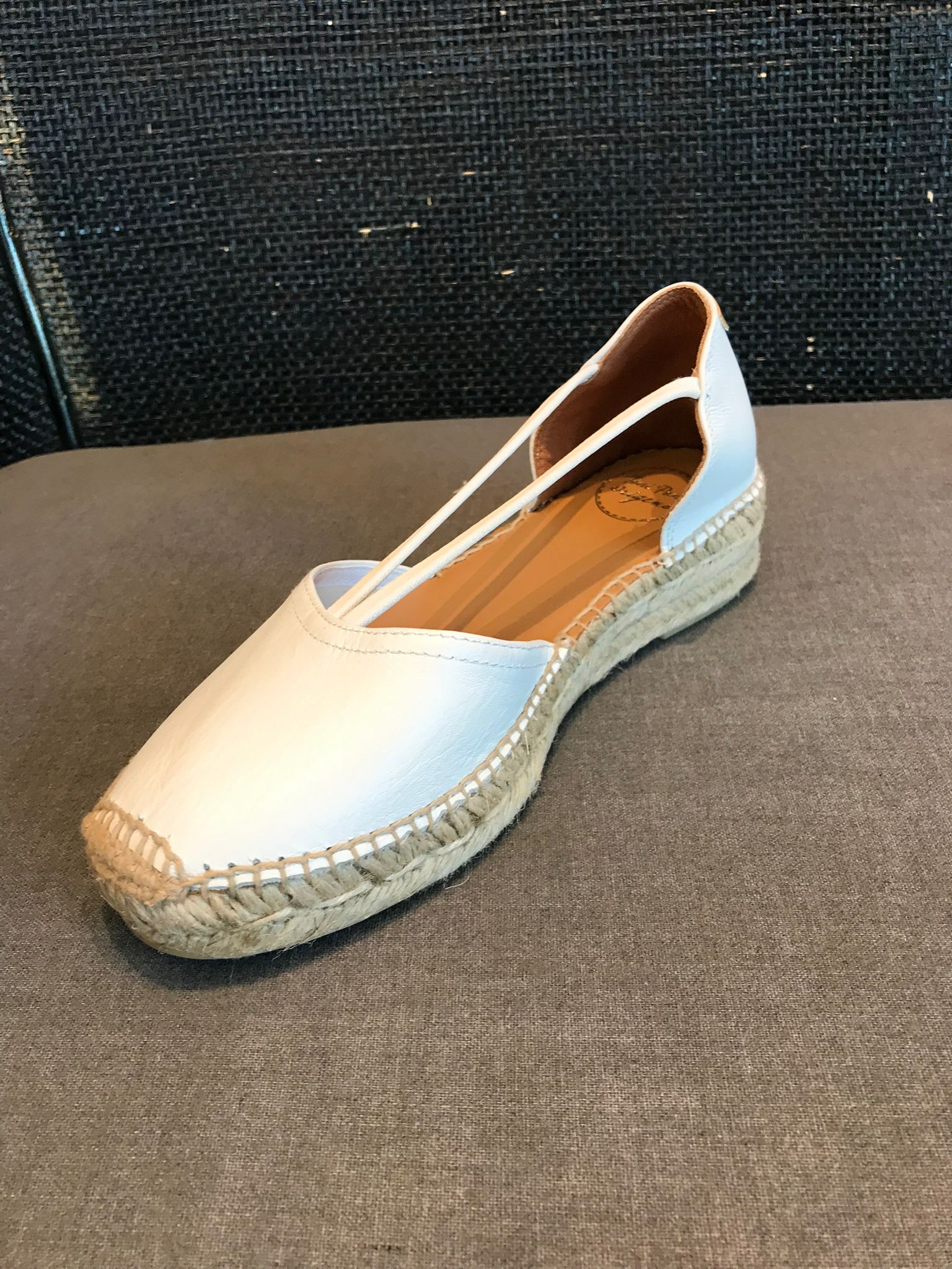 Toni Pons "Erla" White
