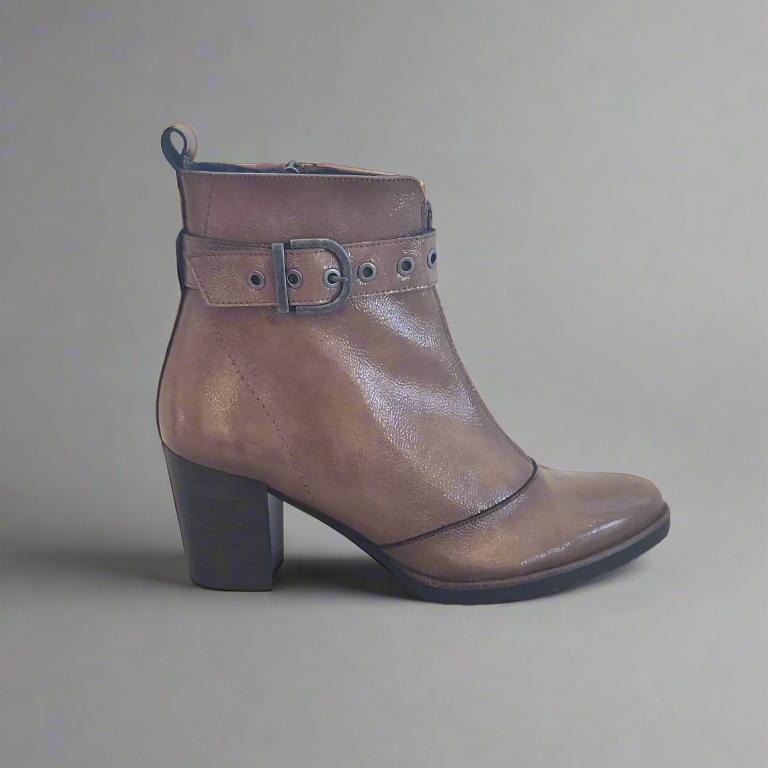 Dorking D8300 Taupe Patent boot