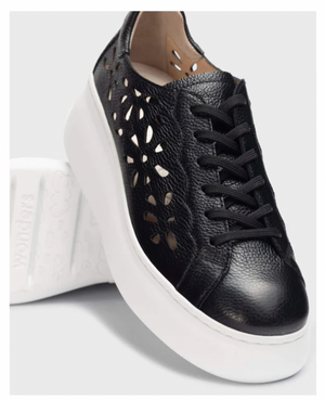 Wonders "A-2613 Black leather cut out sneaker